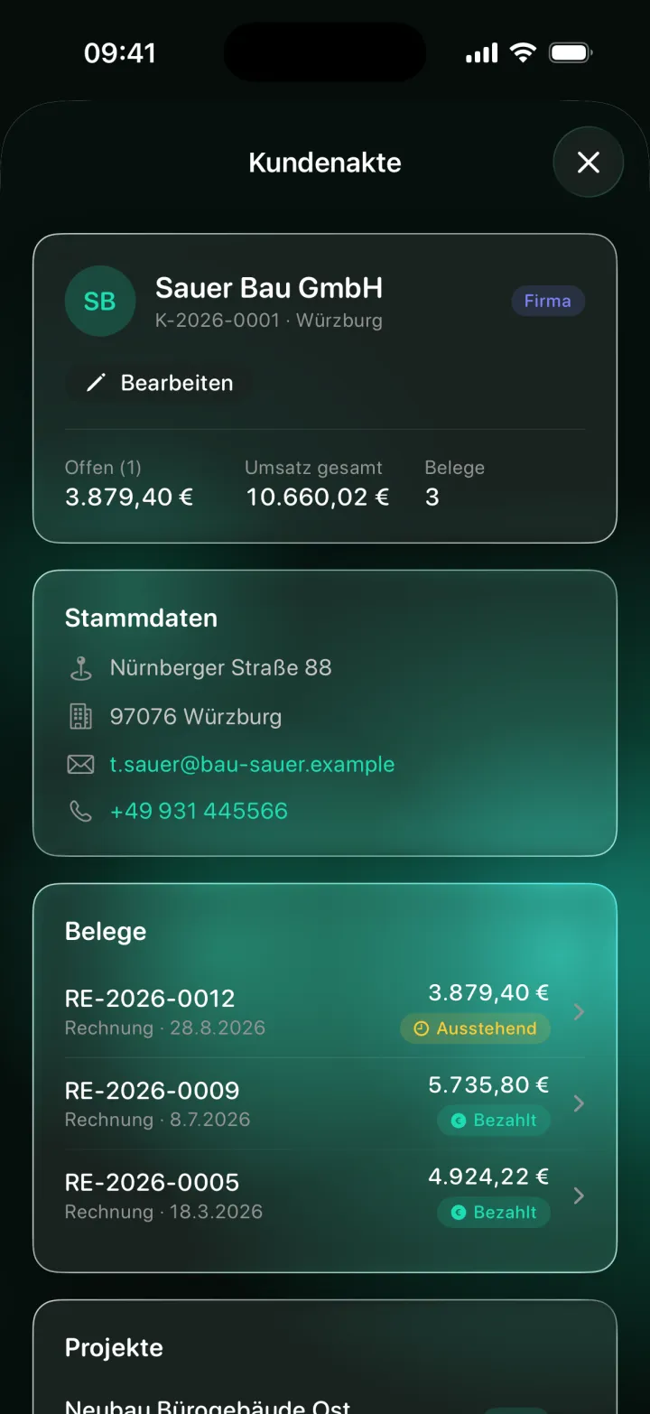 Customer file in the USELY app with open amounts, revenue, master data and documents
